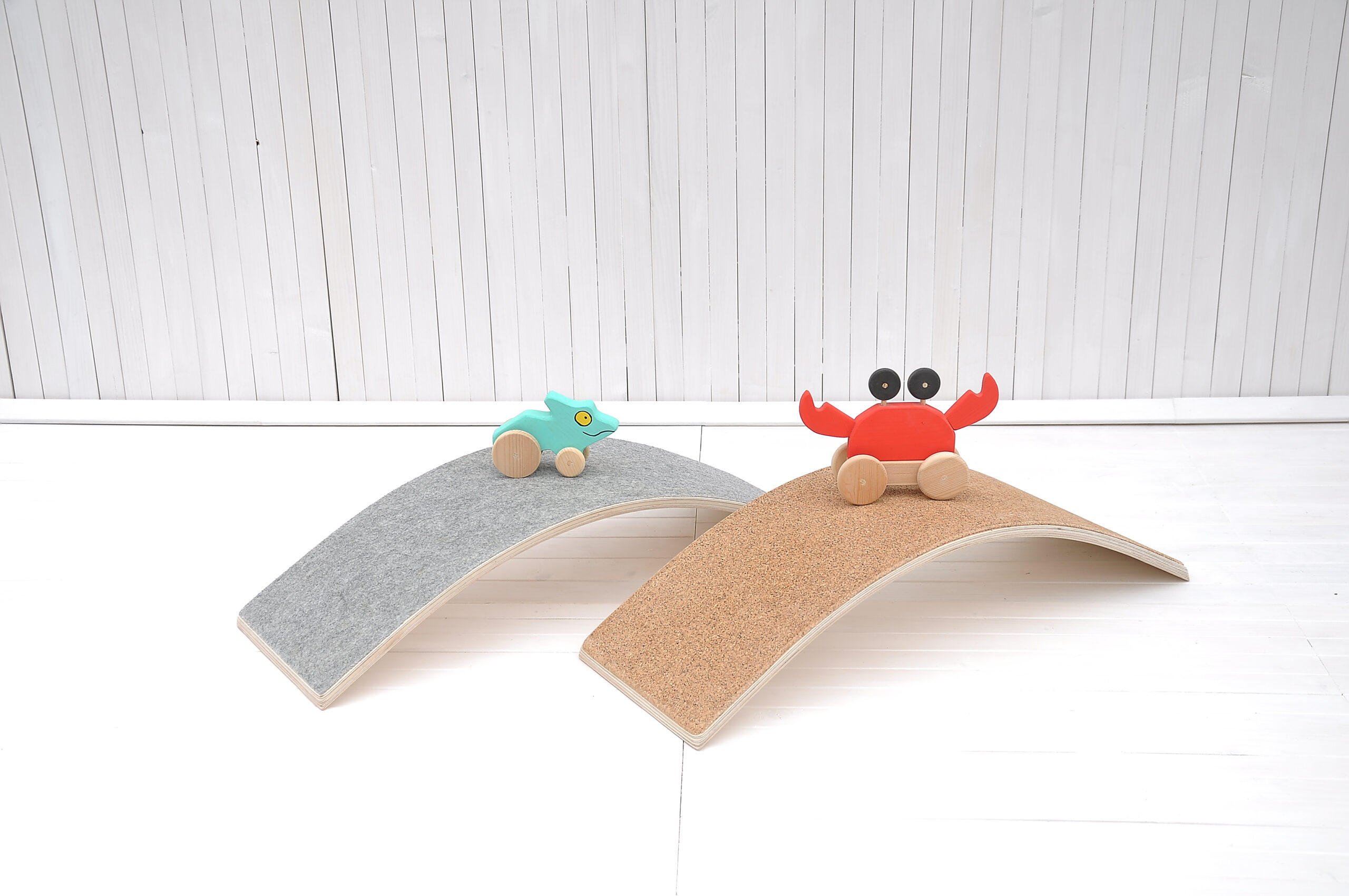 Liège Naturel "Wobbly Toddly Fit" wobble board de Barin Toys est un jouet de fitness pour les cours d'éducation physique préscolaire, la garderie et la crèche.