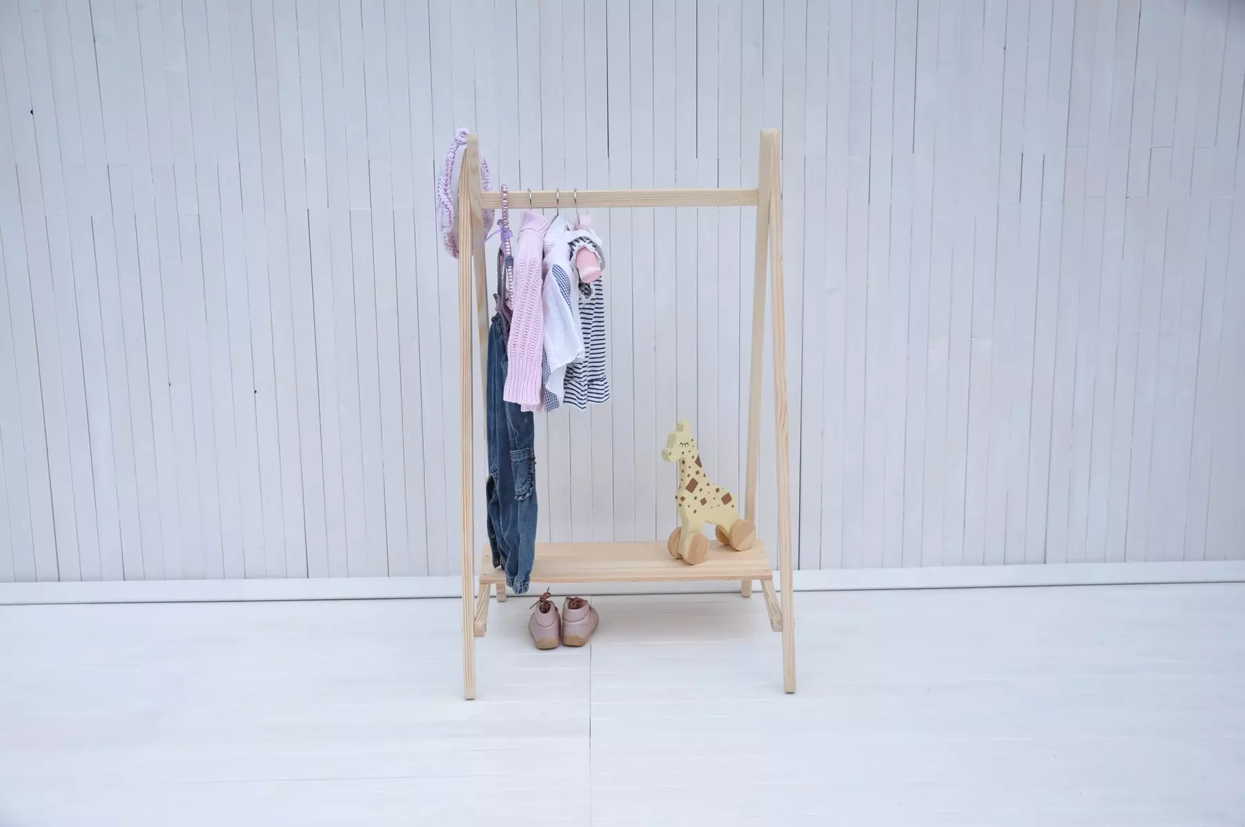 Achat enfant mobilier en bois pour chambre enfant fille ou garçon de dans la boutique en ligne Barin Toys, penderie et portant vêtement bébé Montessori petit garde-robe au meilleur prix.