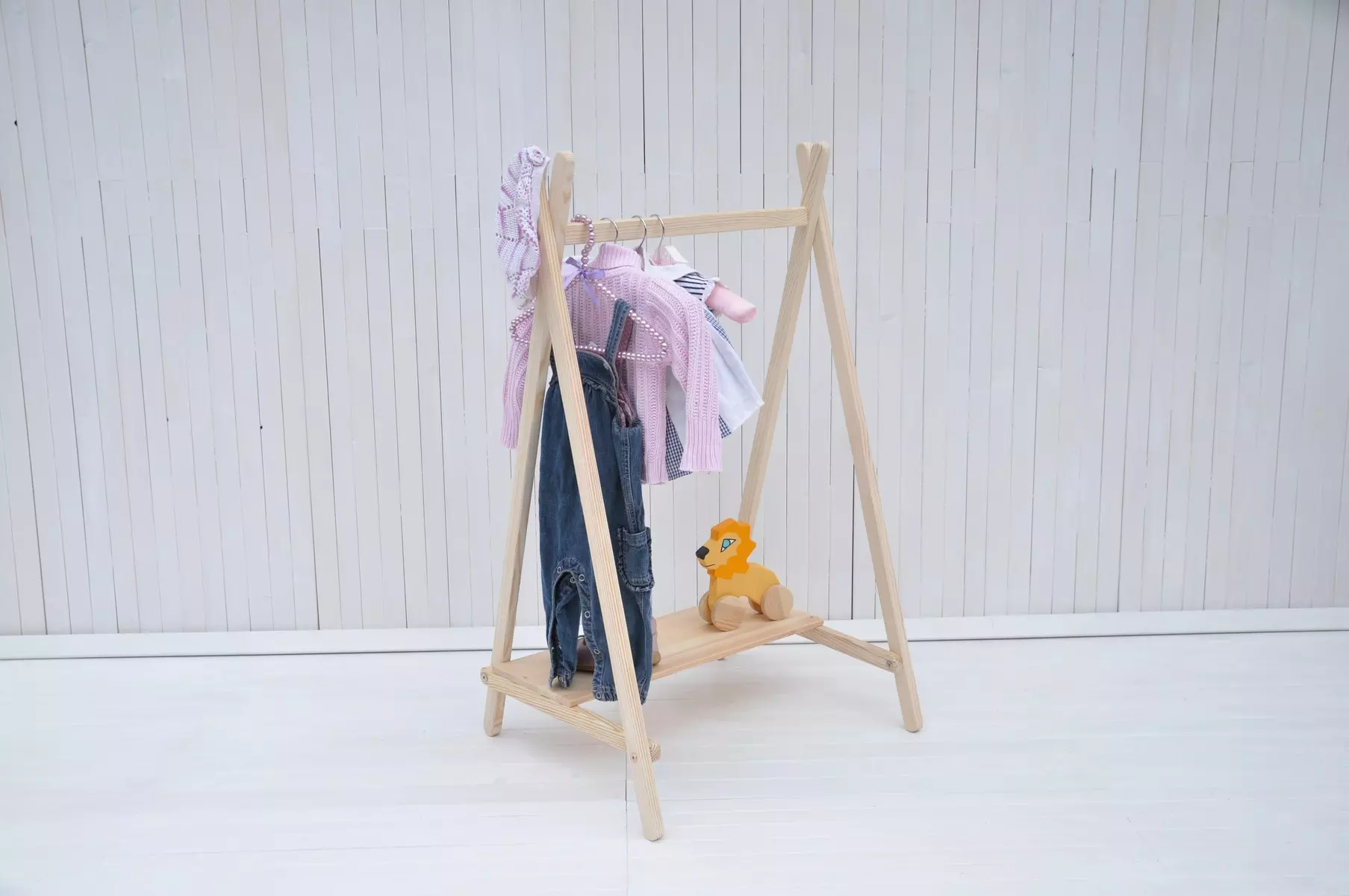 Achat penderie portant vêtement bébé Tipi Montessori bois massif petit garde-robe de Barin Toys marque pour la chambre bébé pour garçons et filles.