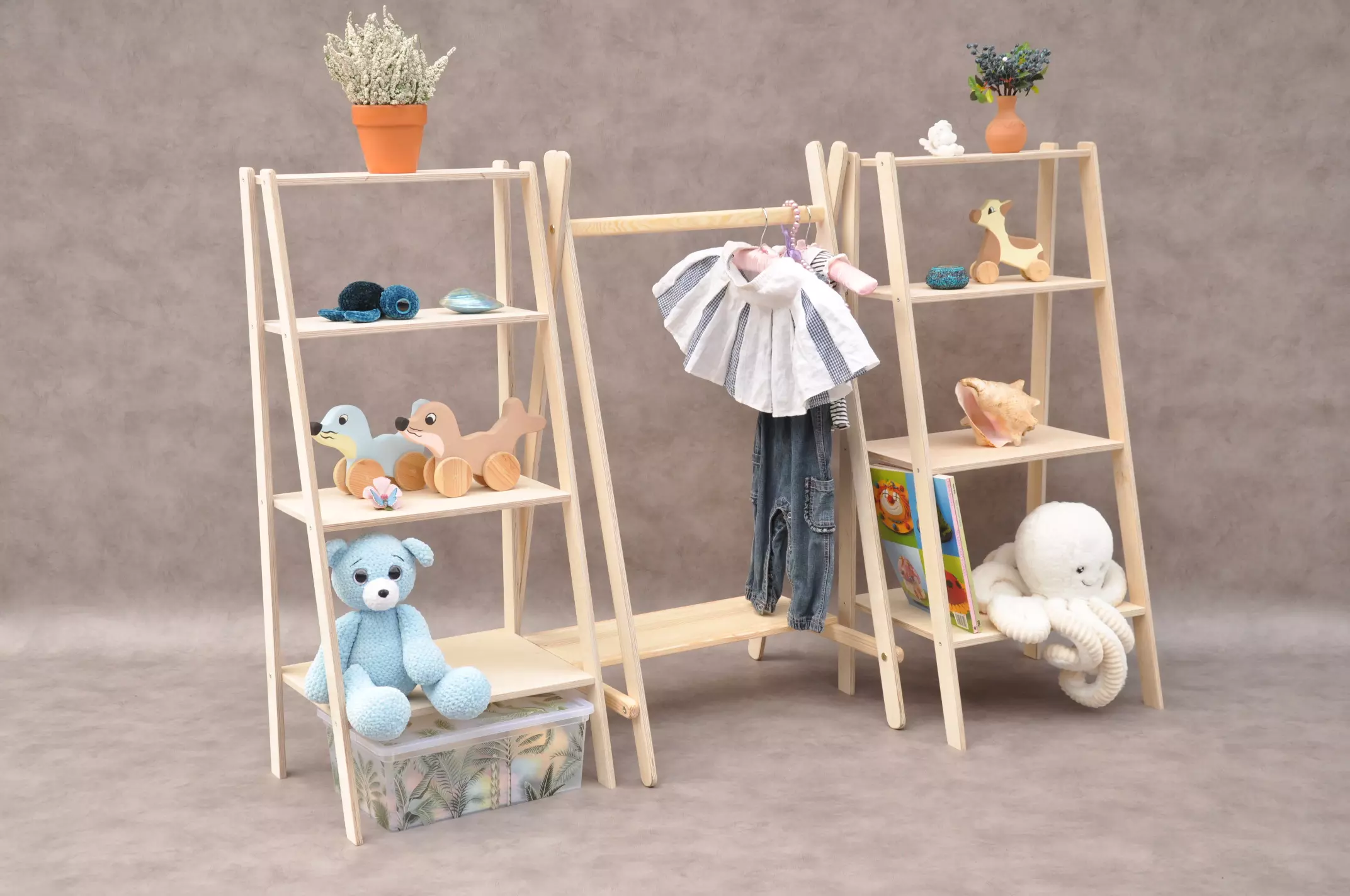 Tipi Montessori garde-robe pour enfant en bois massif avec étagères et tringle à vêtements utilisées pour organiser vêtements et accessoires