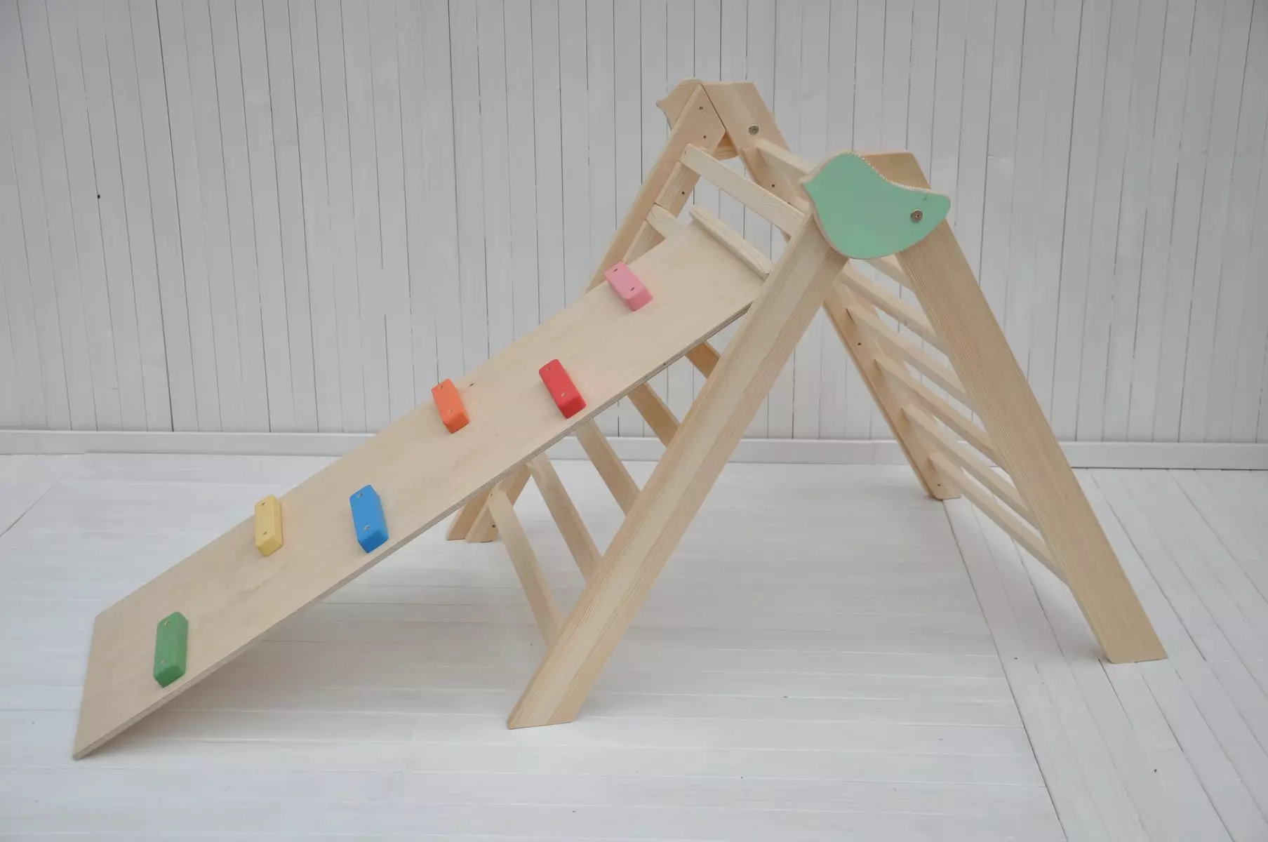 Triangle de pikler pour enfant et planche à grimper pour la pédagogie Montessori de Barin Toys.fr