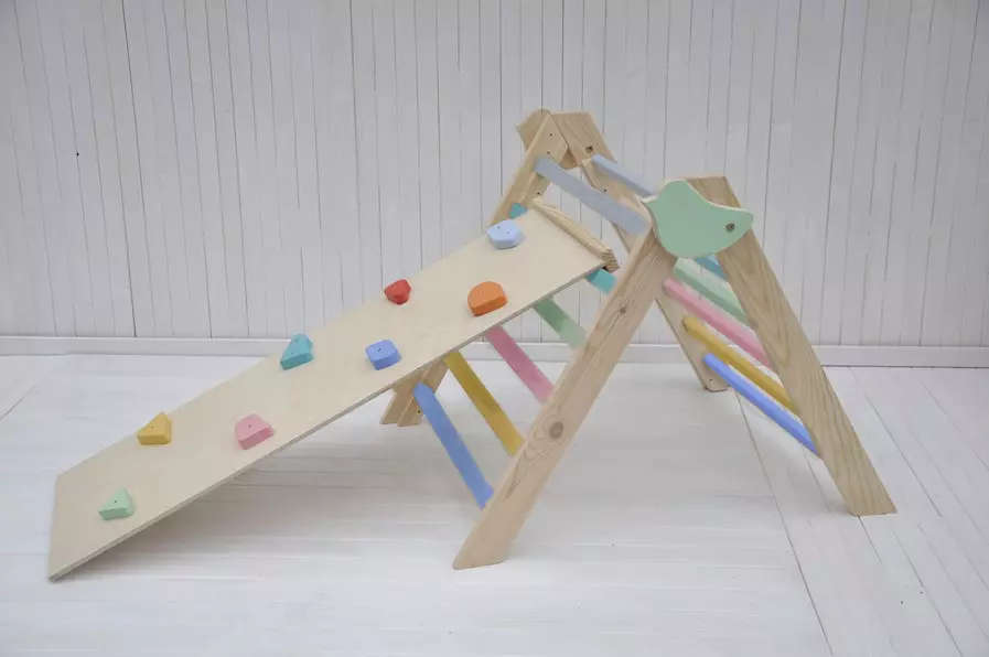 Jeu éducatif Sensation de Couleur Petit Oiseau triangle de pikler pliable avec toboggan en bois de BarinToys pour le développement de la motricité.