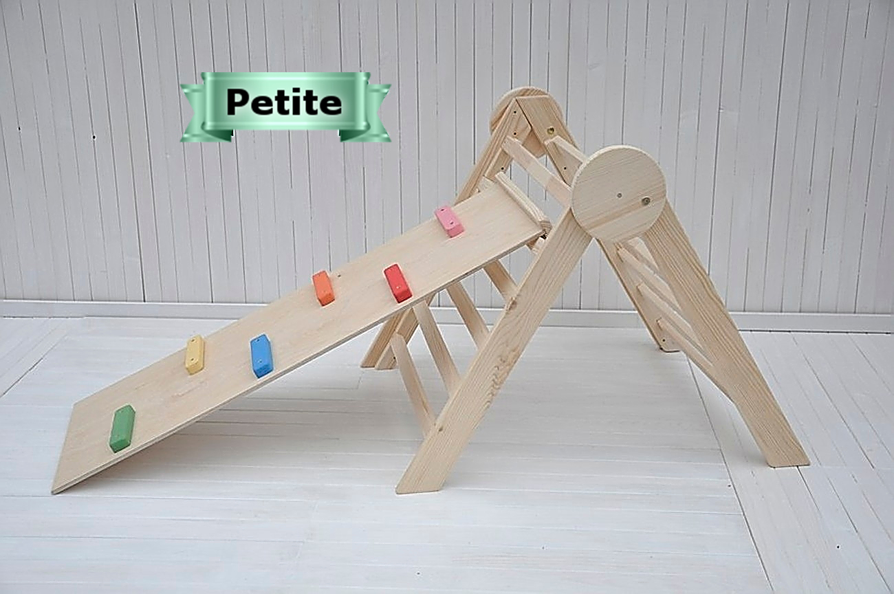 Triangle et de la planche d’escalade pour bébé combinaison en Bois pour le jeune enfant qui acquiert son équilibre et perfectionne sa dextérité