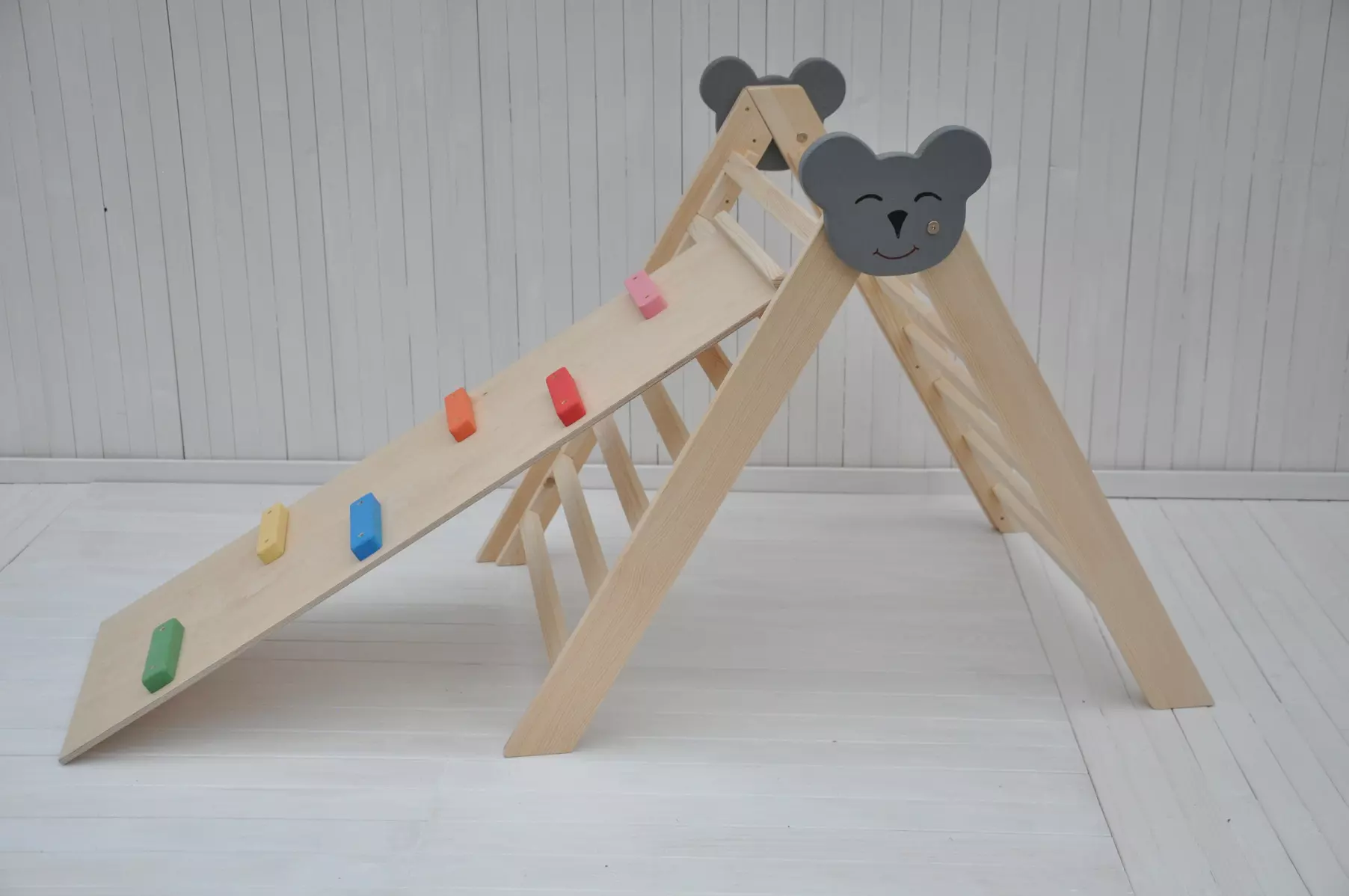 Triangle pliant de motricité taille Barin Toys Grand Koala Pikler matériel pour l'apprentissage de l'escalade et de la coordination à l'enfant.