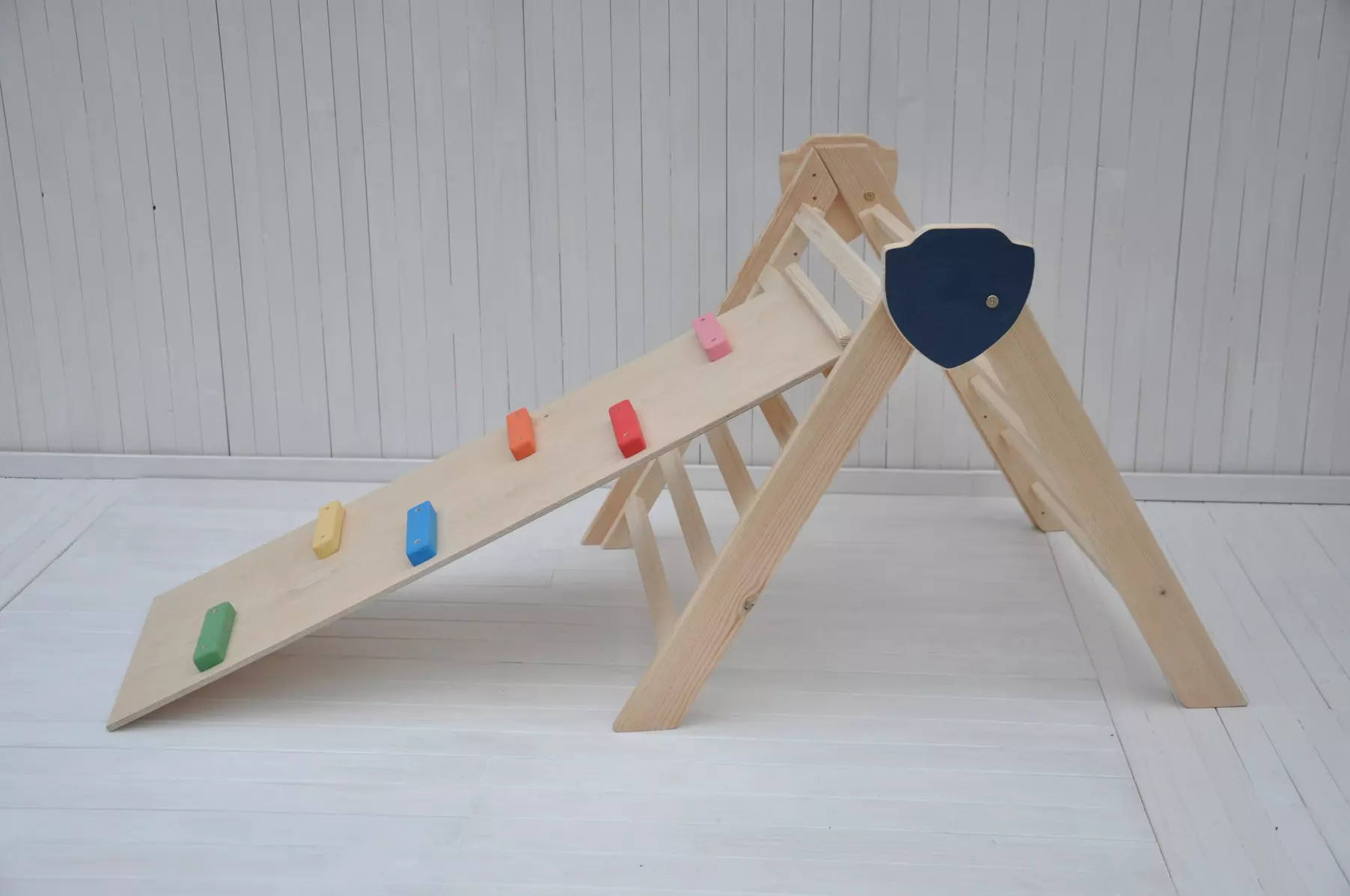 Triangle d'escalade Champion petit triangle pikler - jouets montessori de la boutique Barin Toys - idee cadeau pour bebe 1 an.