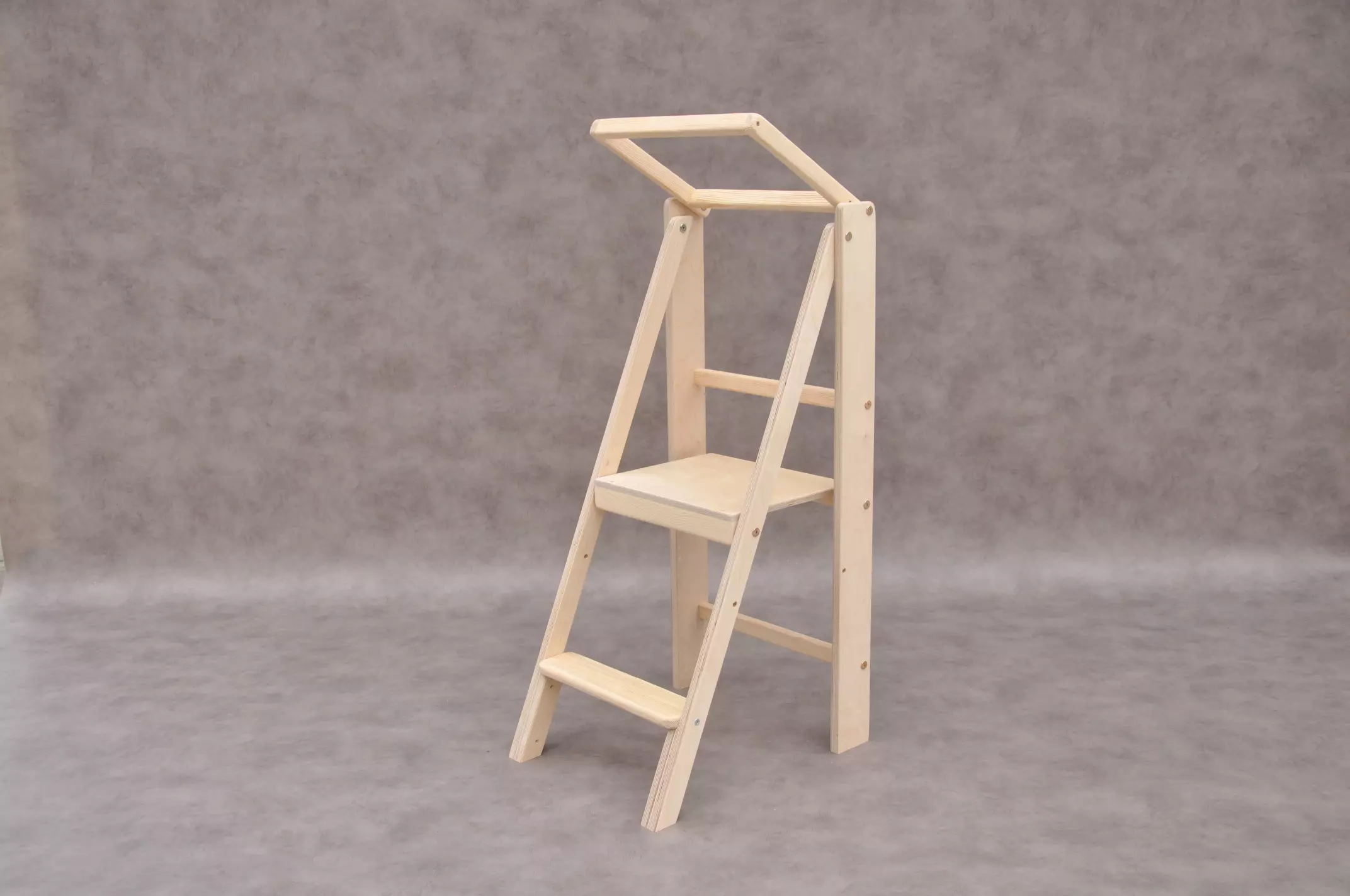 Aidez votre enfant Montessori dans la cuisine avec la tour d'apprentissage Authentic Slim de Barin Toys. Une échelle compacte et rapide à plier pour les enfants et les adultes à la maison.